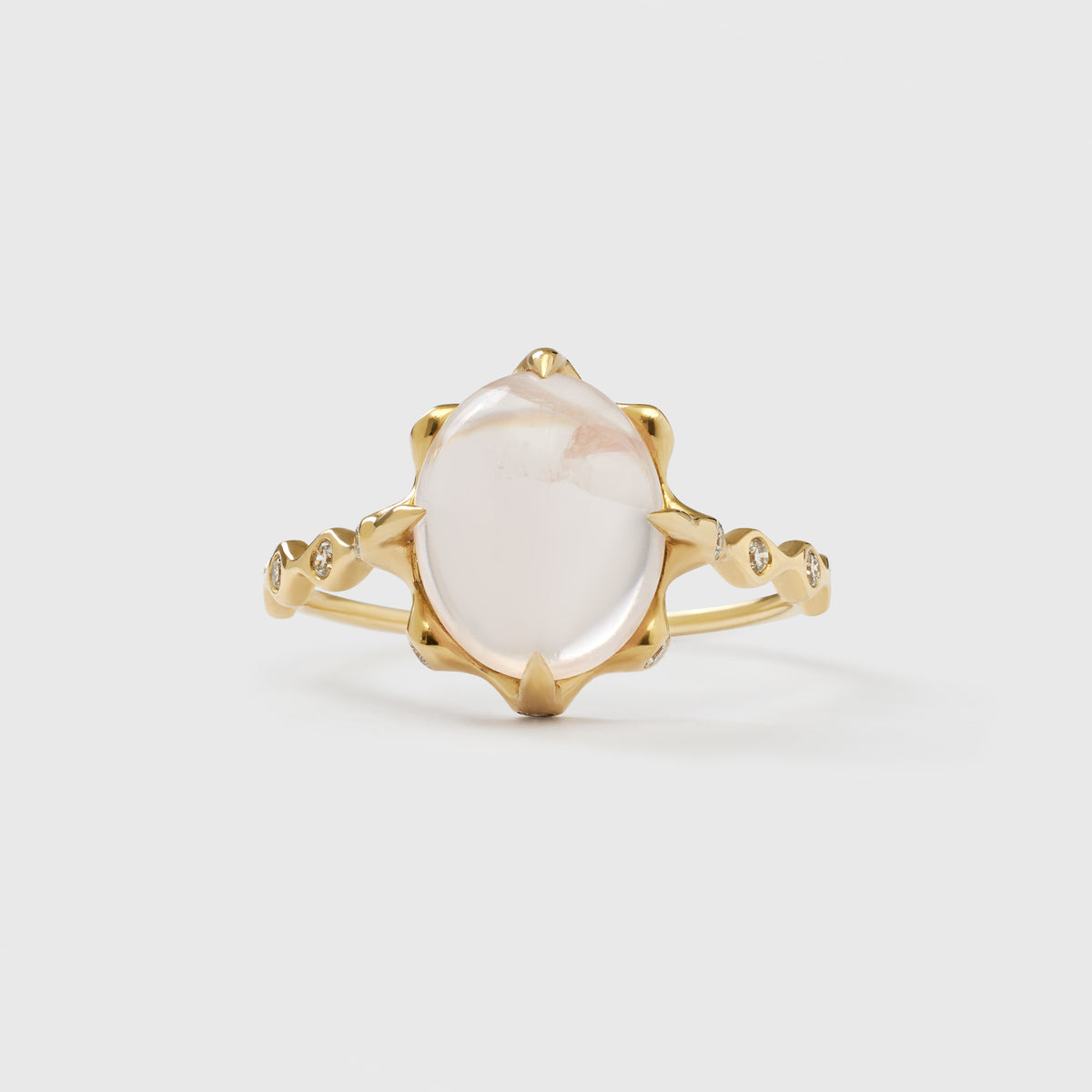 fejn jewelry Art Déco Rose Quartz Ring in solid gold – Rosenquarz-Ring mit Diamanten im wellenförmigen Design.