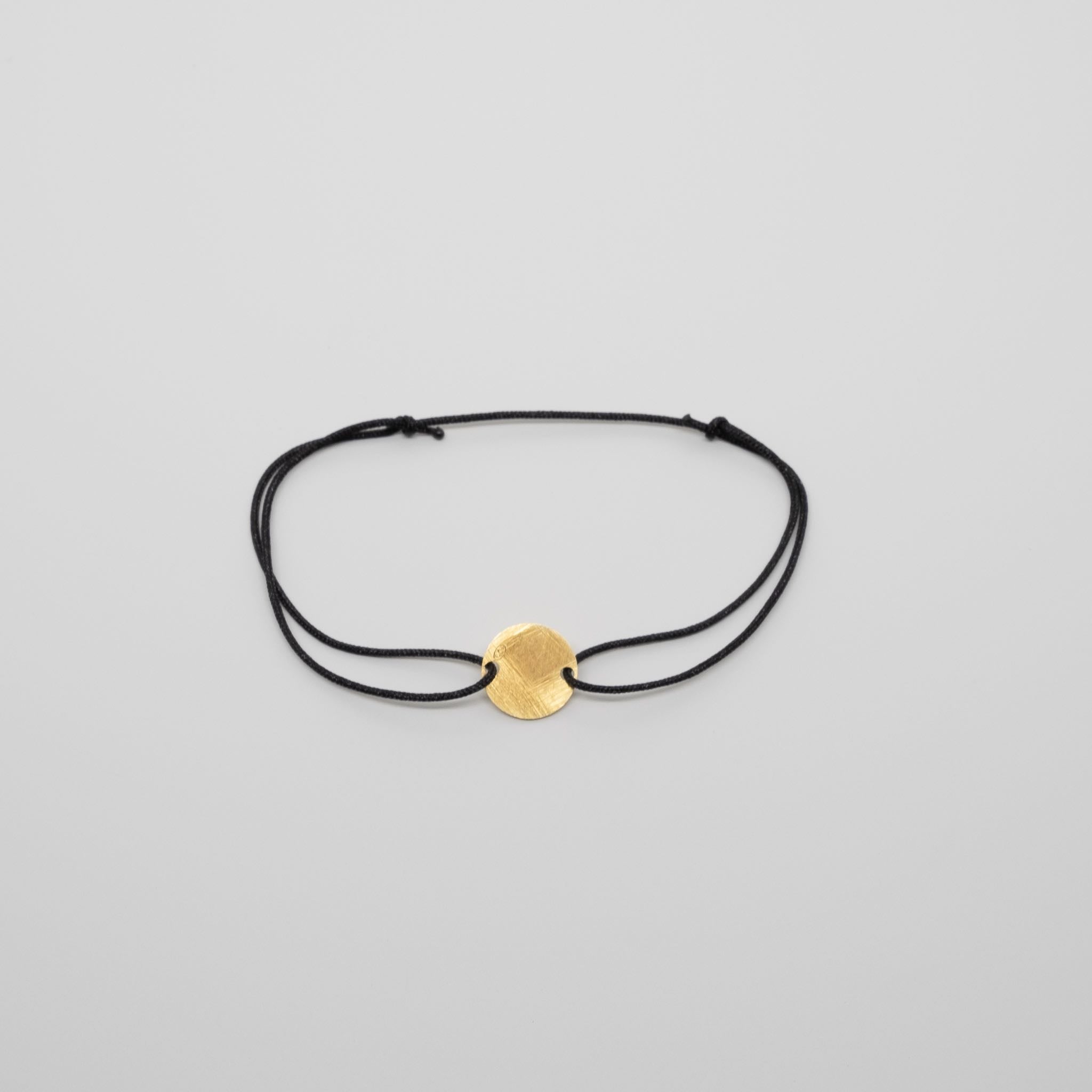 filigranes Armband mit goldenem Plättchen schwarz