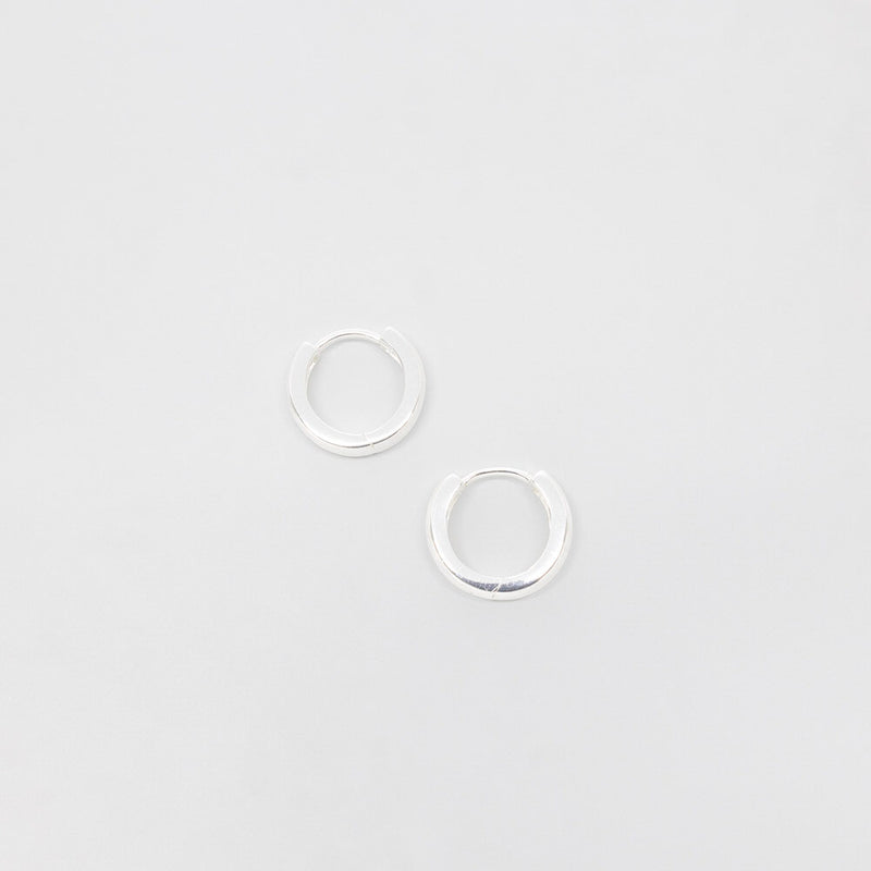 satin huggie creolen silber