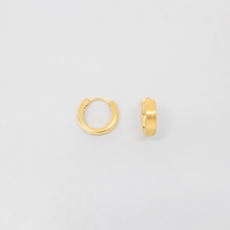 satin huggie creolen gold