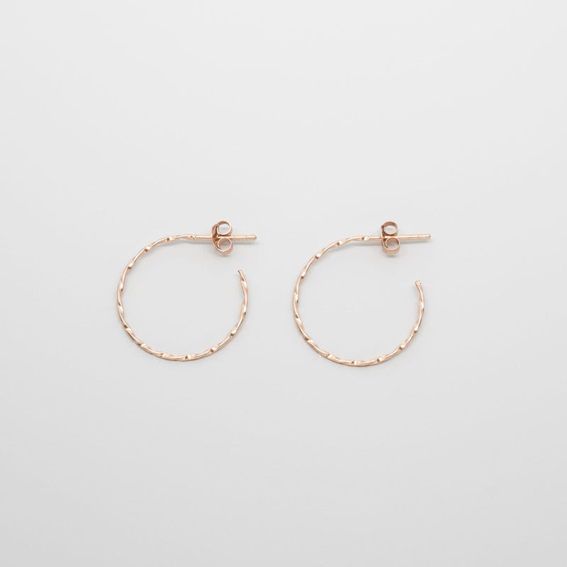 tiny twisted hoop - XS / M