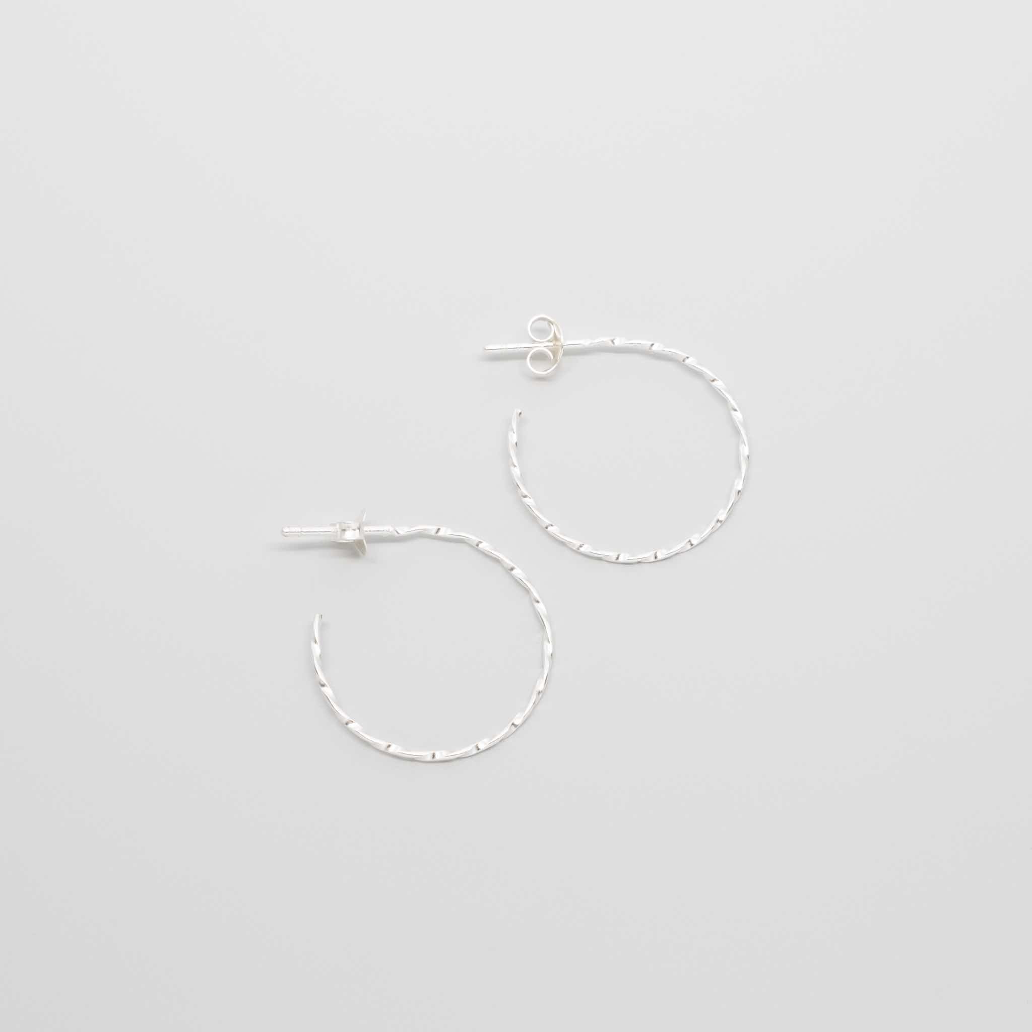 tiny twisted hoop - XS / M