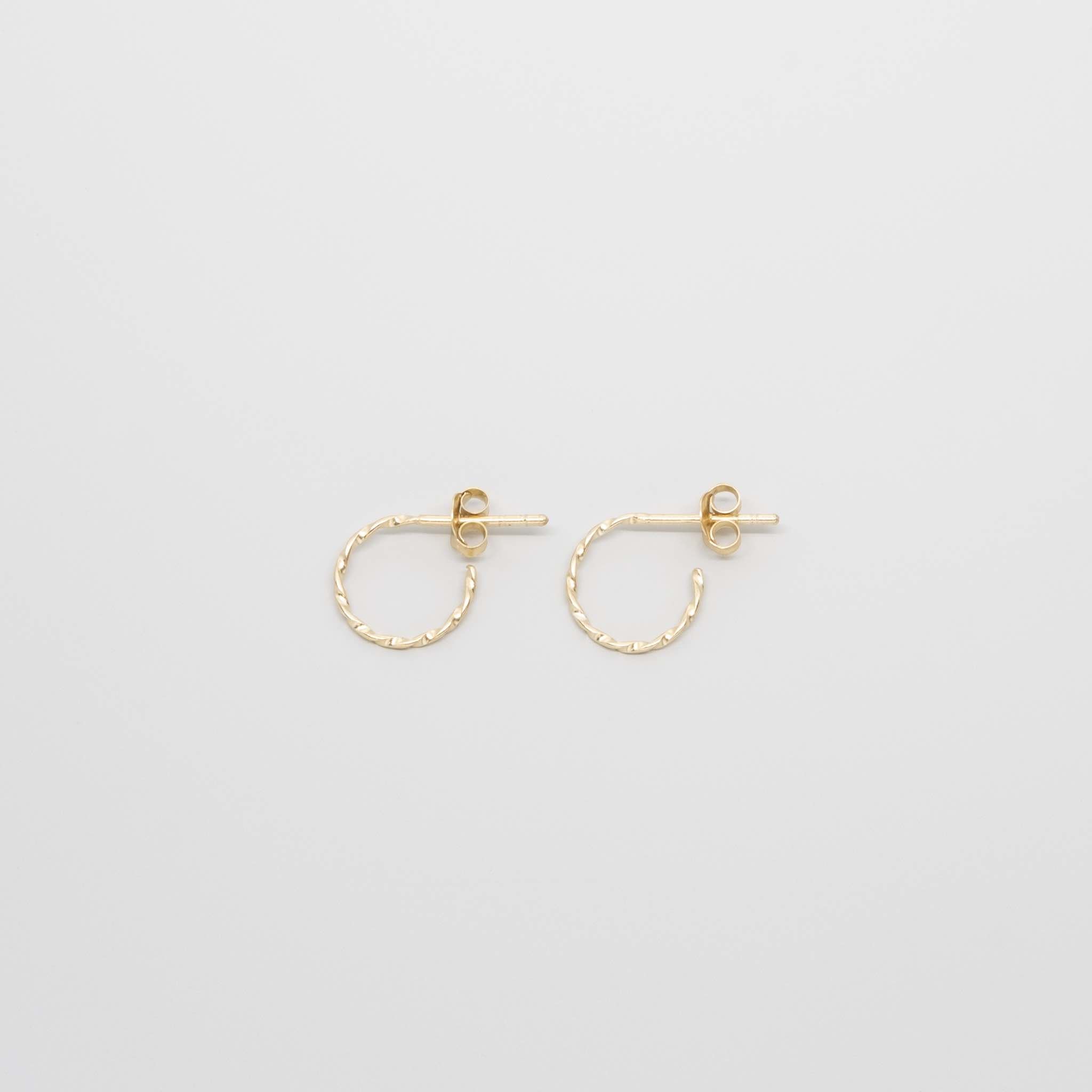 tiny twisted hoop - XS / M