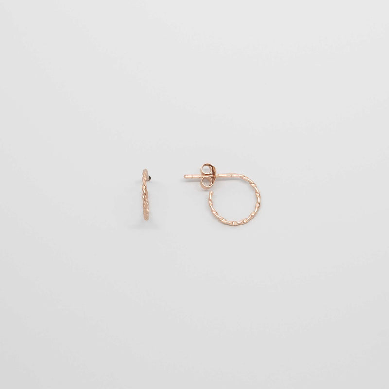 tiny twisted hoop - XS / M