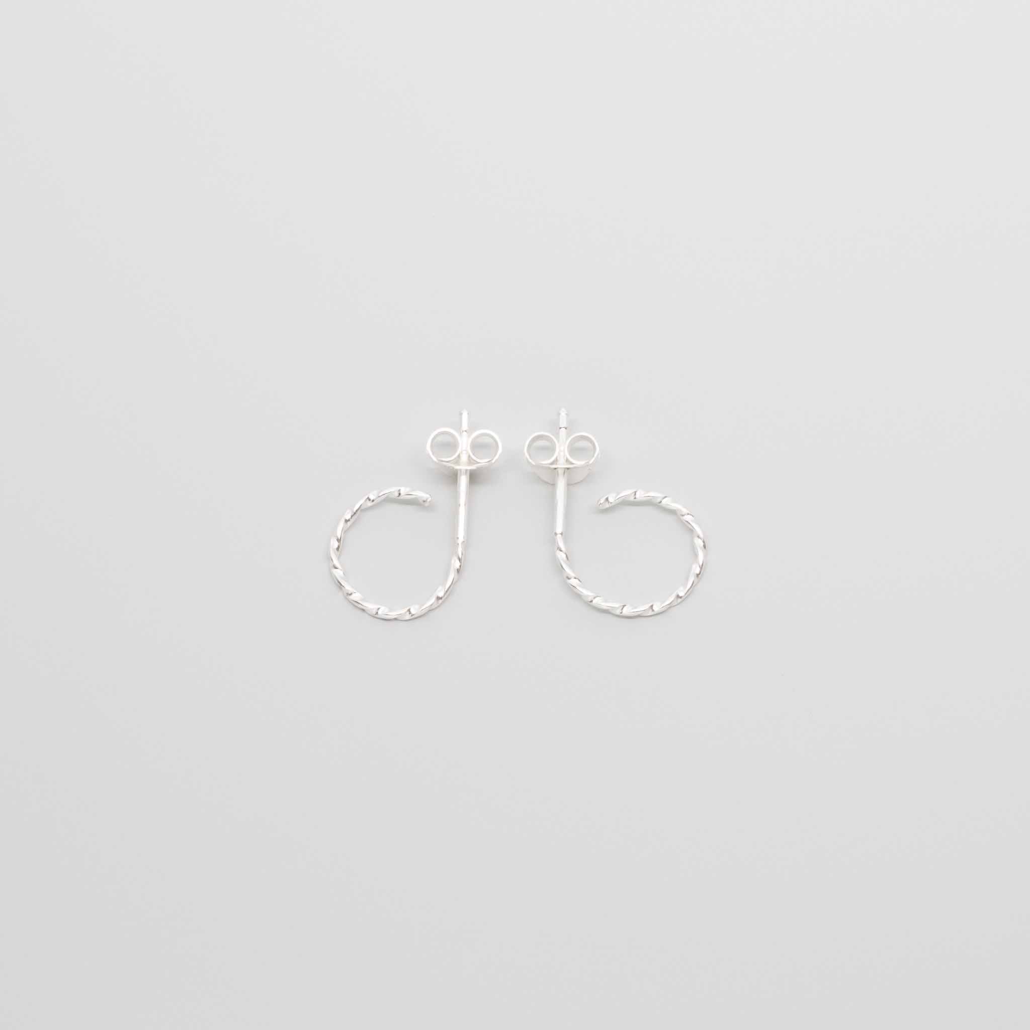tiny twisted hoop - XS / M