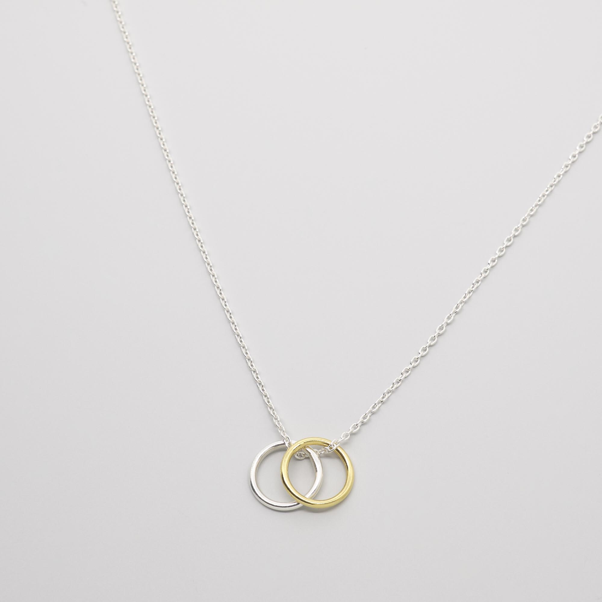 Kette bicolor gold mit zwei Ringen, nachhaltig aus recyceltem Silber