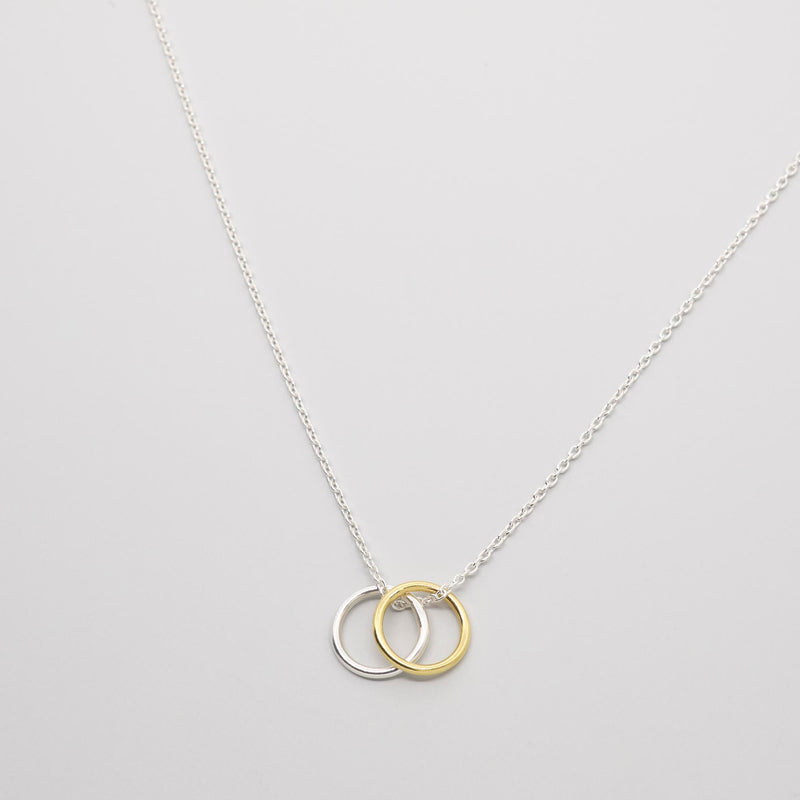 zweifarbige Halskette mit zwei Ringen gold silber