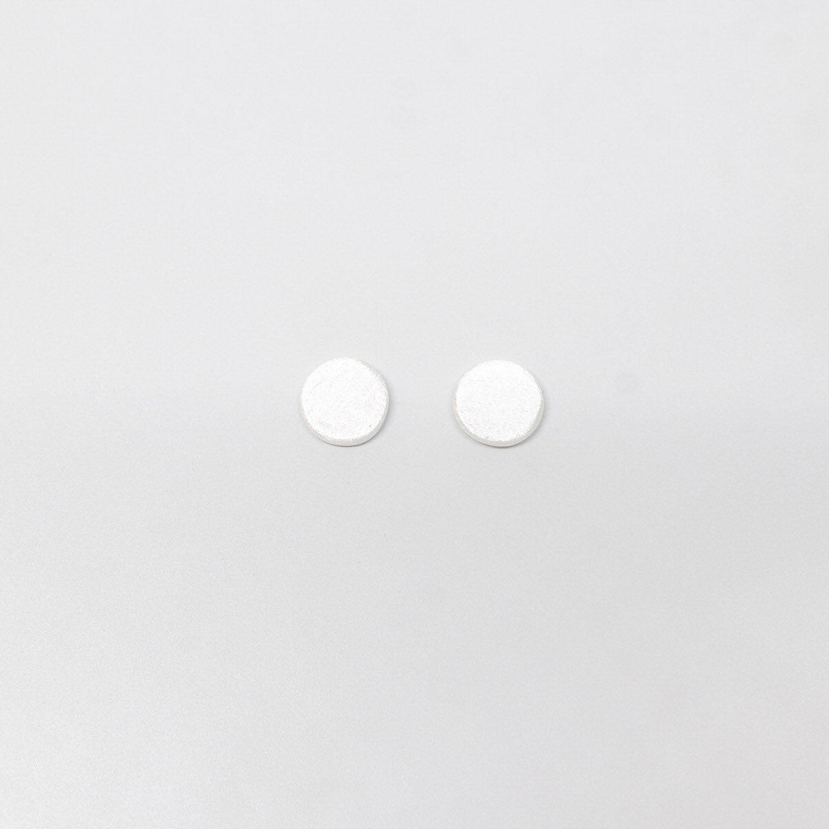 satin disc stud