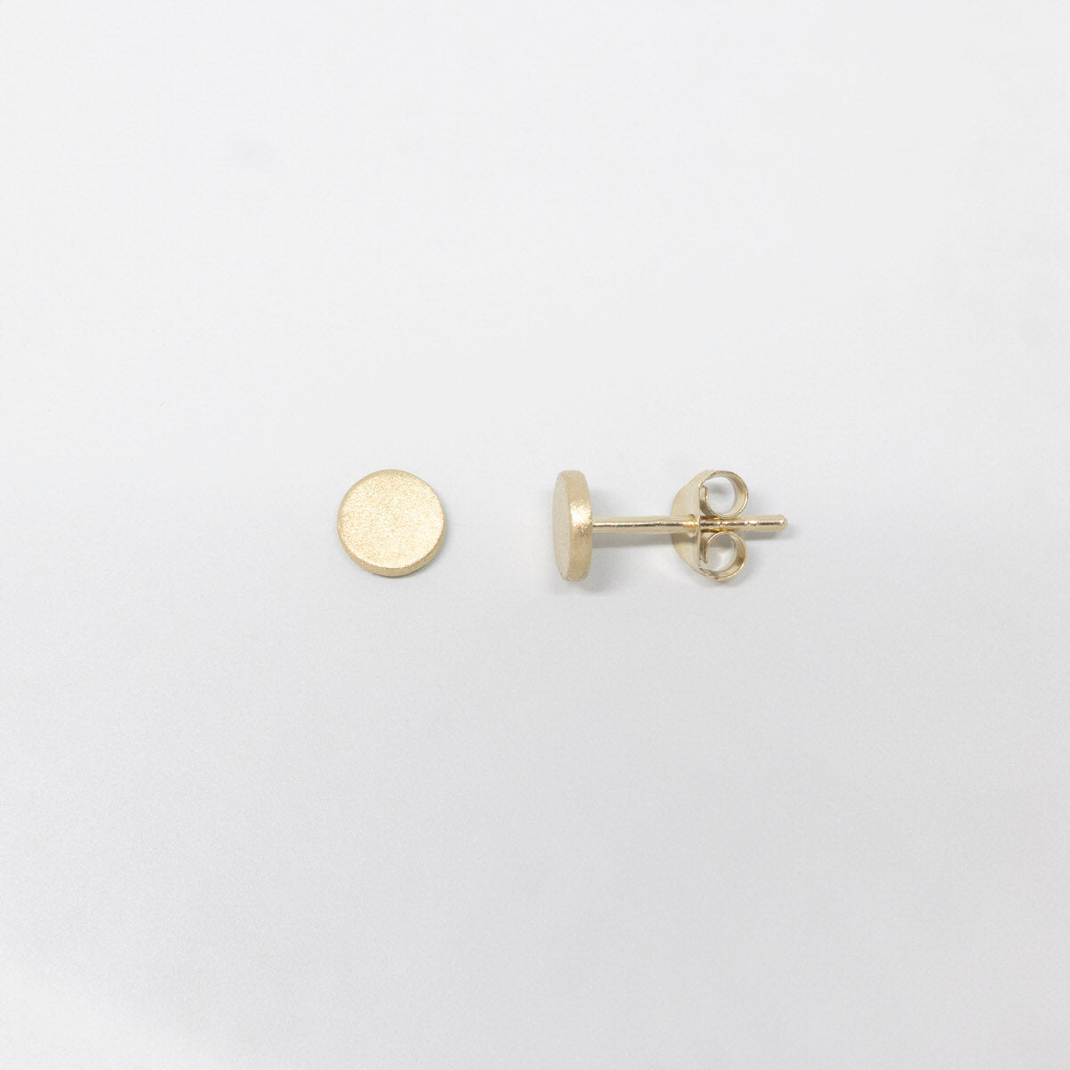 Disc Ohrstecker mit flachen Plättchen gold