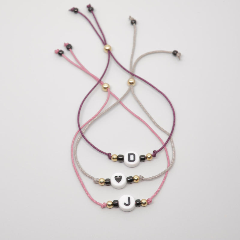 Buchstaben Armband individuell in vielen Farben mit Gold