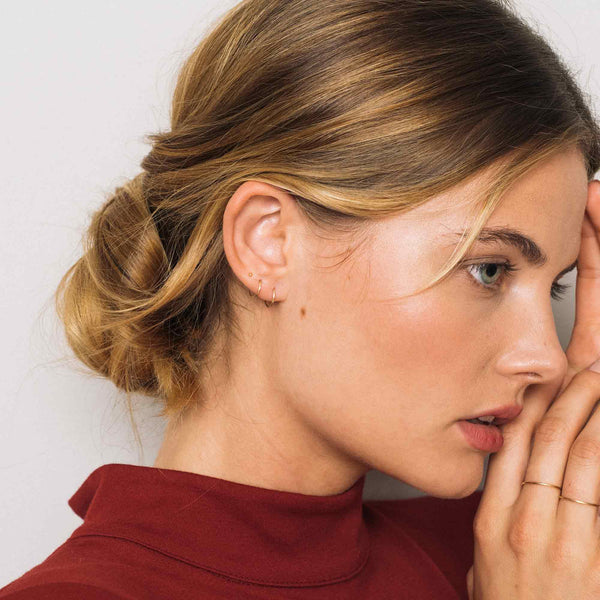 satin mini hoop | solid gold
