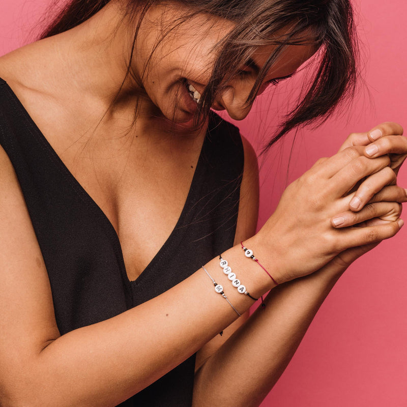Buchstaben Armband in vielen Farben mit Sterling Silber am Model
