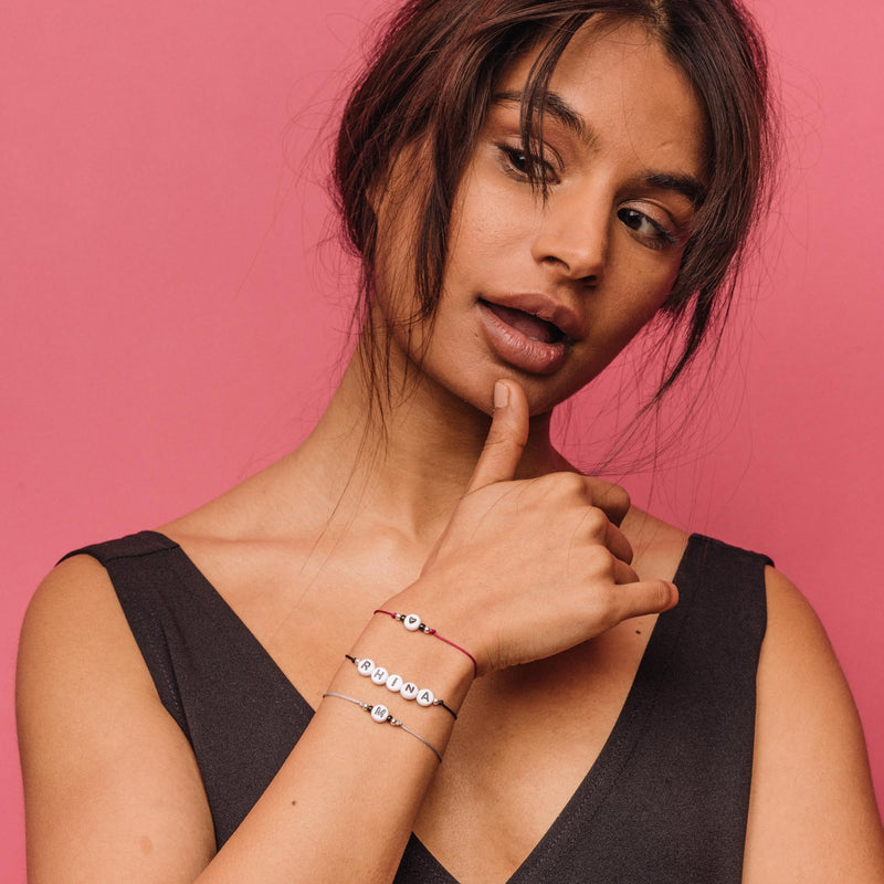 Buchstaben Armband in vielen Farben mit Gold am Model