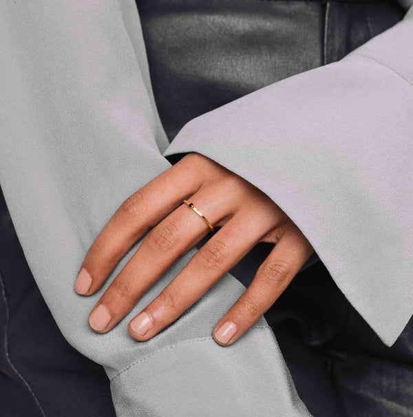 hammered ring gehämmert mit schwarzem stein gold getragen