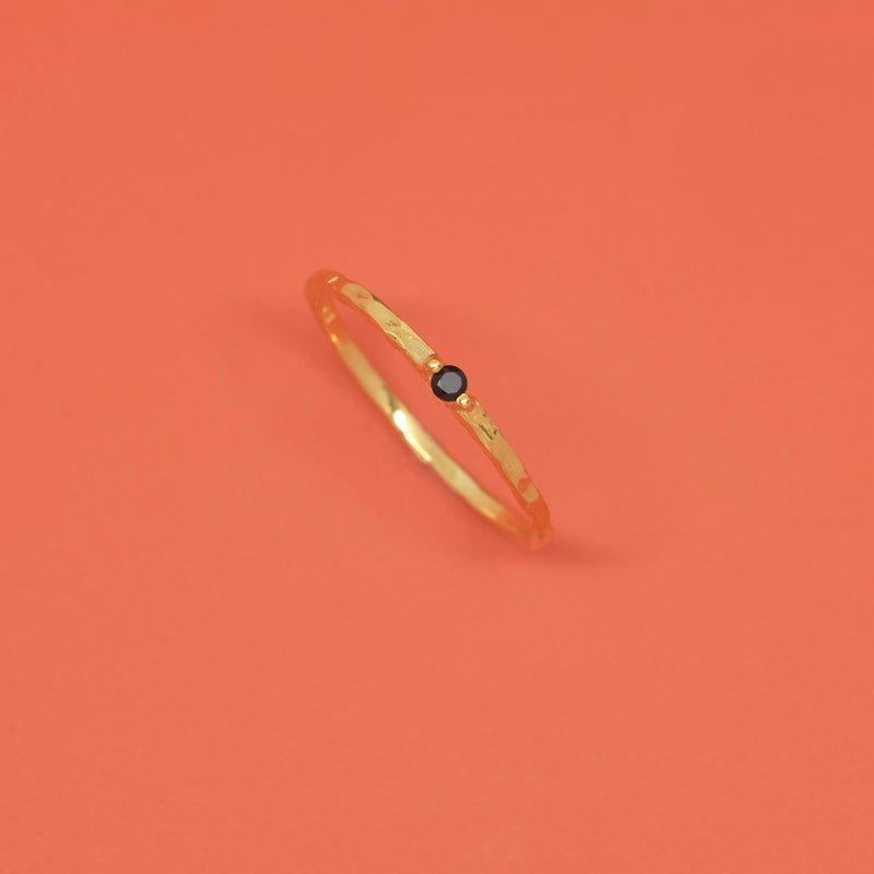 hammered ring gehämmert mit schwarzem stein gold