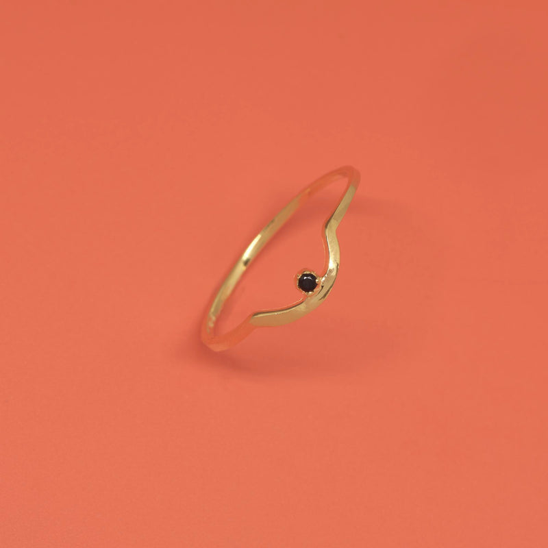 Ring black curved mit schwarzem Stein vergoldet