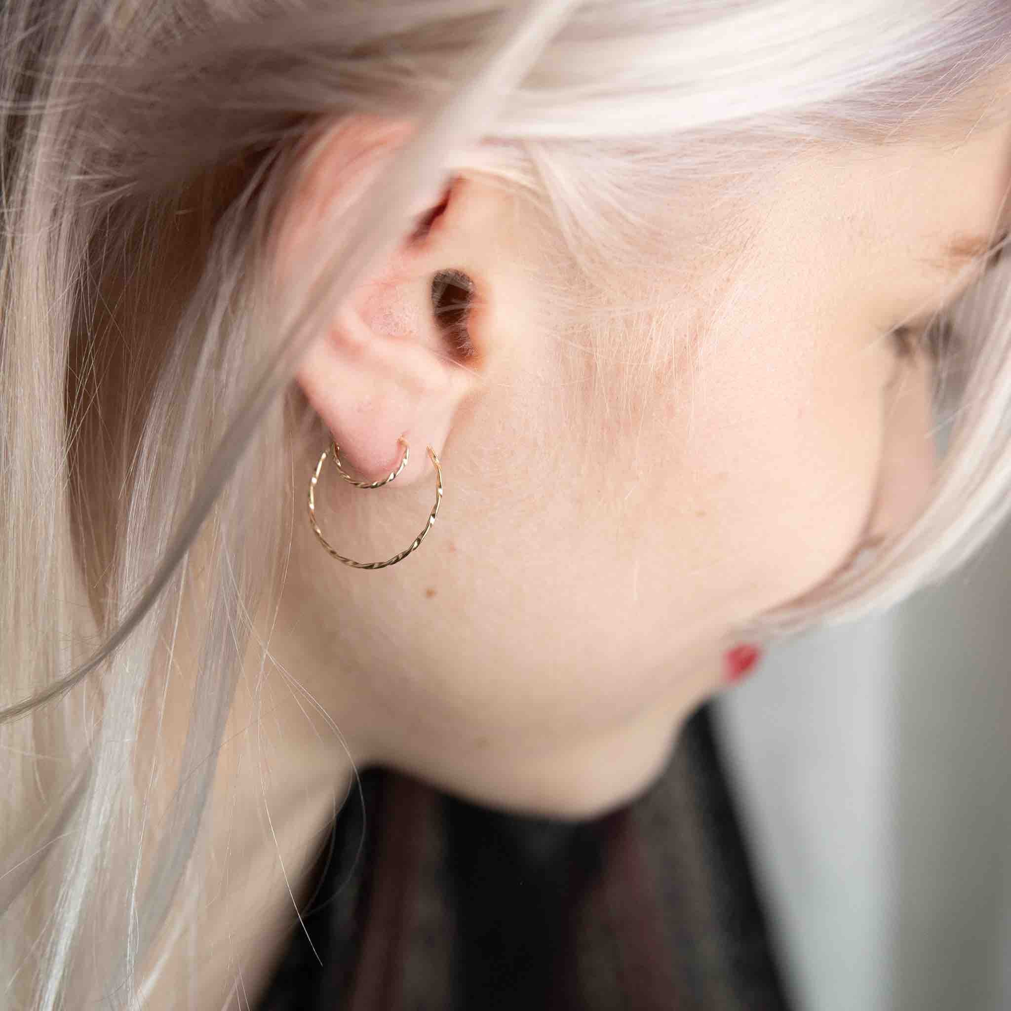 tiny twisted hoop - XS / M